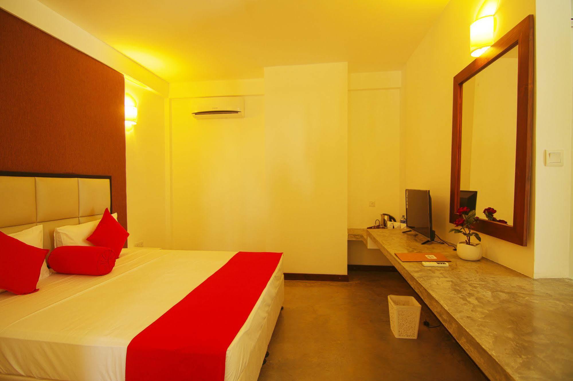 Jade Green Hotel Хамбантота Екстериор снимка