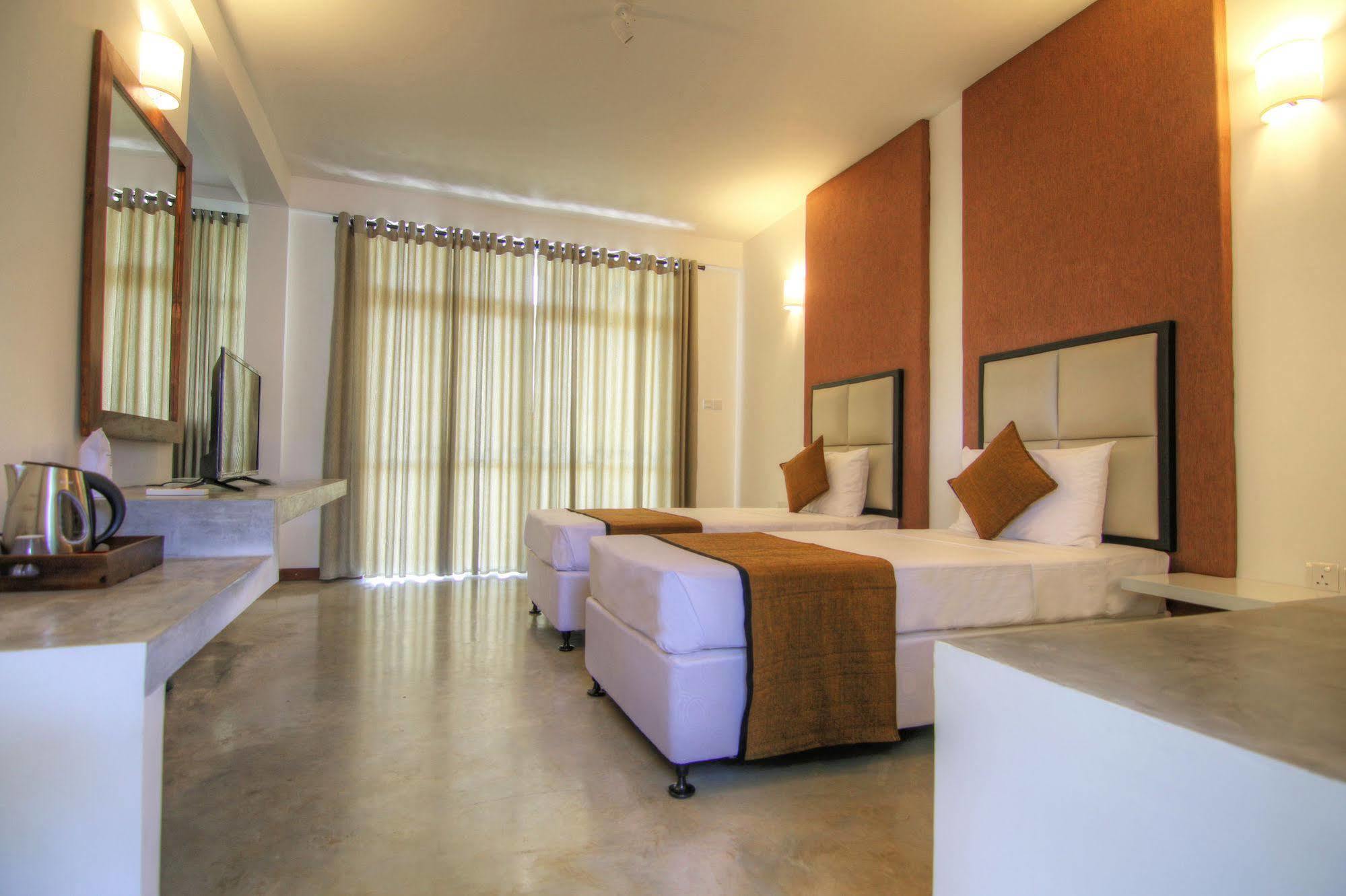 Jade Green Hotel Хамбантота Екстериор снимка
